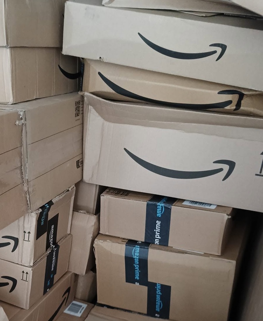 Rzeczywiste kartony Amazon z dostawy